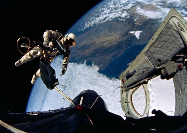 12. Gemini 4 görevi sırasında uzayda uçan astronot Ed White'ın görüntüsü... (3 Haziran 1965)