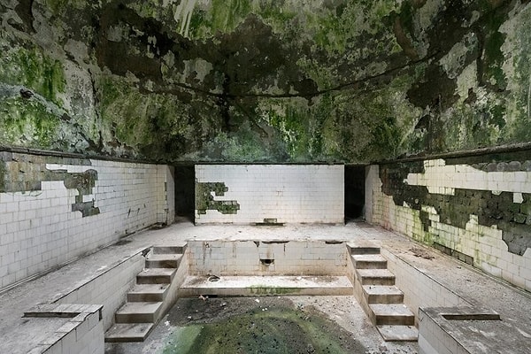 9. Однако это не значит, что их территория не используется: в части заброшенных здравниц во время войны в Абхазии нашли пристанище беженцы.