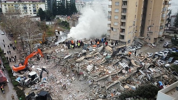 Sözlerinin devamında ise 'Kalacak yerim yok her yer yıkıldı cezaevinde kalıyorum' diyen öğrenciye, o öğretim görevlisi 'Niye cezaevine girdin? Ne yaptın? Kalacak yer bulamayıp cezaevine mi girdin? Bu mu bulduğun çözüm?' dedi.