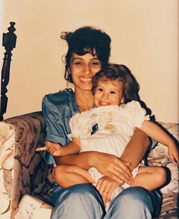 Ünlü şarkıcı İrem Derici annesi ile birlikte çocukluk yıllarından bir fotoğraf paylaşarak 8 Mart kutlu olsun, dedi