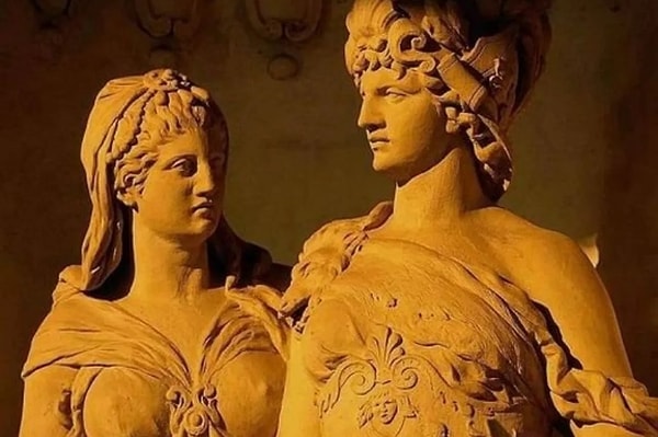 11. Вы на полпути! Как звали близнецов Зевса и Лето?