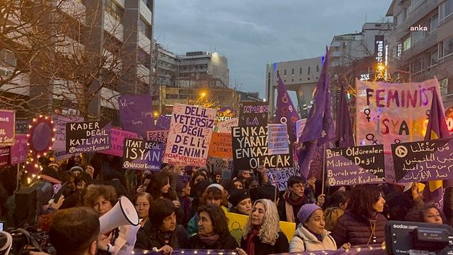 Feminist Gece Yürüyüşü engellemelere rağmen bu sene de gerçekleşti. Ankara'da Sakarya Caddesi'nde başlayan eylem polis ablukasıyla kısa sürede sona erdi.