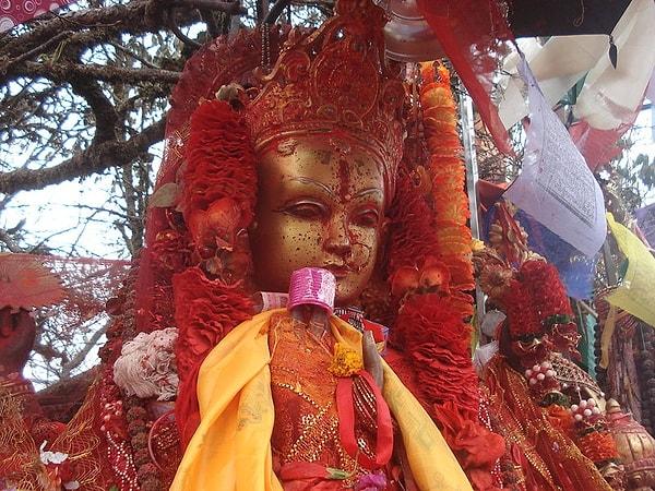 Küçük Kumari tanrıçasının da içine bazen etrafında birileri ona dua ederken Durga'nın ruhu girebiliyor.