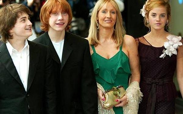 Rowling daha önce transfobik açıklamalarıyla herkesin dikkatini çekmiş, hatta filmin başrol oyuncularından bile tepki görmüştü.
