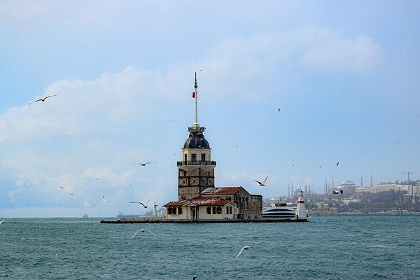 İstanbul Roma İmparatorluğu'nun topraklarına dahil olduğunda ise İmparator Manuel Comnenos Kız Kulesi'ni taşlar ile güçlendirmiş ve bir savunma merkezi haline dönüştürmüştür.