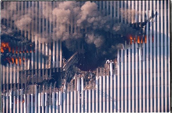 3. 11 Eylül 2001 tarihindeki saldırılarda El-Kaide teröristleri tarafından kaçırılan American Airlines 11 sefer sayılı uçağın Özgürlük Kulesi'nde bıraktığı delik👇