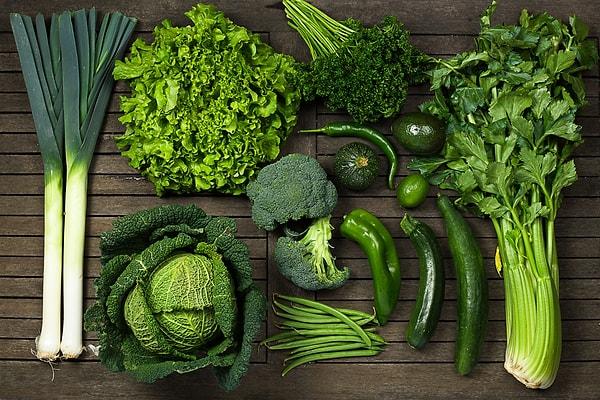 Bunun nedeni de yeşil yapraklı sebzelerin, beyni amiloid plakların oluşumuyla bağlantılı oksidatif stresten korumaya yardımcı olabilecek antioksidanlar açısından zengin olmasıdır.