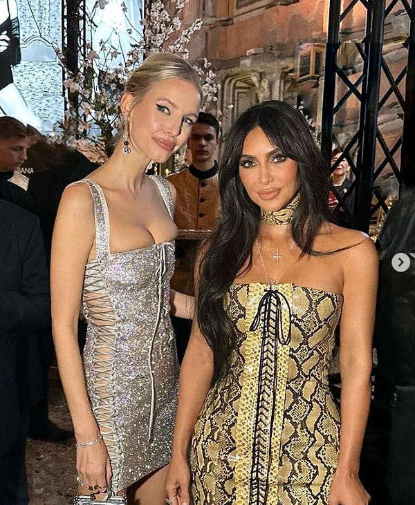 Модель Леони Ханн поделилась фотографией себя и Ким 26 февраля