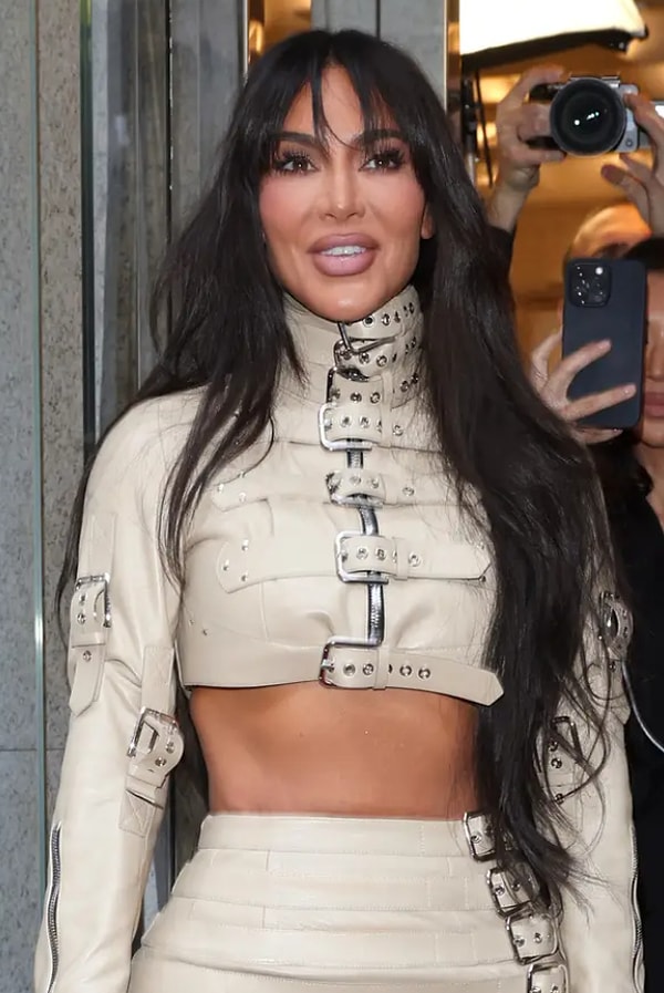 «Она все еще очень красивая, просто выглядит на свой возраст без фильтров», — написал один человек под видео TikTok, где показана разница между отредактированными и неотредактированными фотографиями Ким