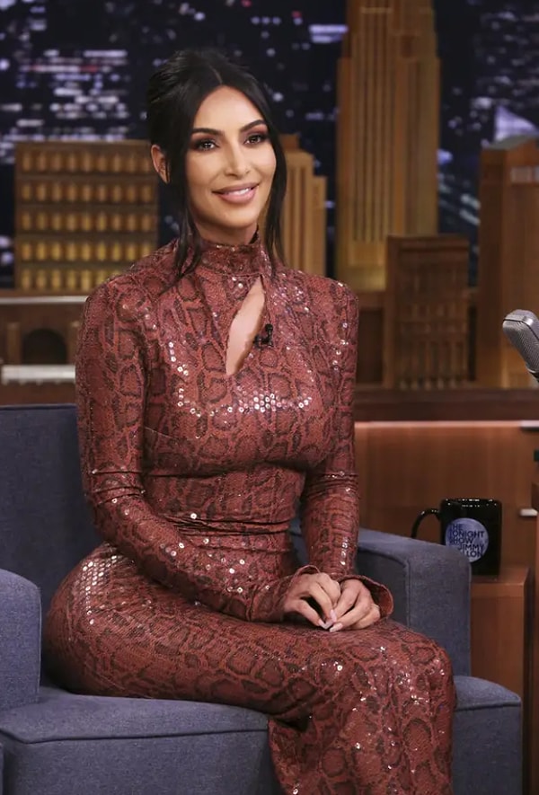 «Я думаю, что падение популярности Ким и семьи Кардашьян происходит как раз потому, что они пытаются сохранить ту внешность, которая у них была, когда им было около 29» — высказала свою мысль создательница видео в TikTok