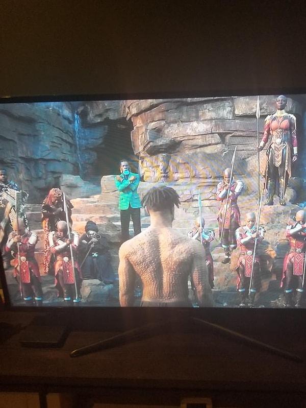 9. Black Panther (2018) filminde Okoye, Killmonger'a selam verirken kollarını kavuşturmuyor. Bu hareketi T'Challa'ya hala sadık olduğunu gösteriyor.