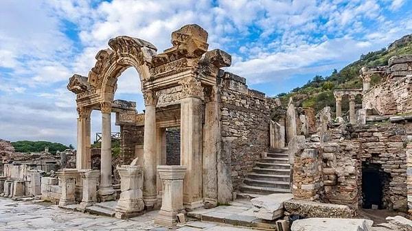 Efes, Doğu ile Batı arasında bir kapı görevi görmesinin yanı sıra oldukça önemli bir liman kenti olarak da biliniyordu.