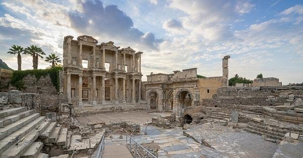 Efes Antik Kenti, Helenistik ve Roma dönemlerinde en görkemli zamanlarını yaşamış ve en büyük liman kenti haline gelmiştir.