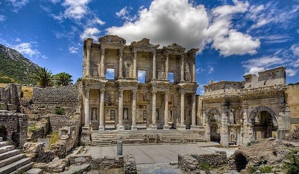 Efes Antik Kenti'ne ün kazandıran yapılardan bir tanesi Dünyanın Yedi Harikası'ndan biri olan Artemis Tapınağı'dır.