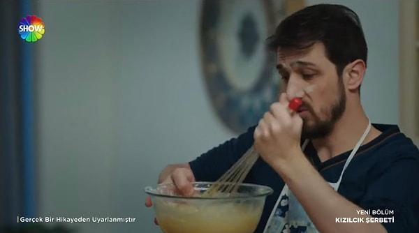 Sahnede Abdullah, Mustafa'yı San Sebastian cheesecake yaparken görüp hoş olmayan sözler söylüyor.