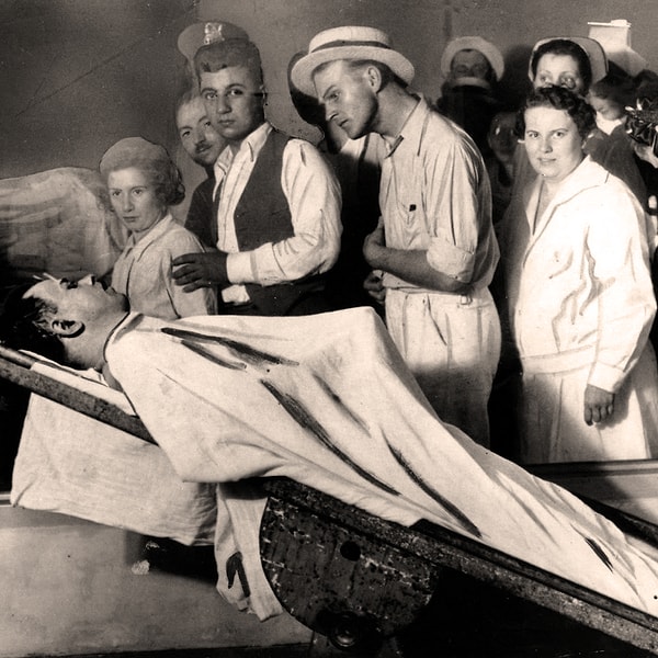 12. Известно, что некоторые трупы могли испытывать эрекцию, а в некоторых случаях даже эякулировать.