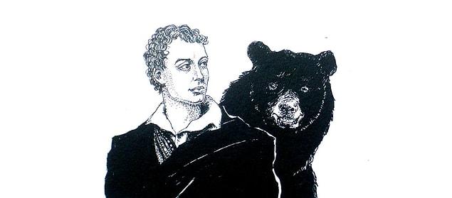 7. Ünlü şair Lord Byron, Trinity Üniversitesi'nin yurt odasında köpek bakmaya izin vermemesine sinirlenerek ayı beslemiştir.