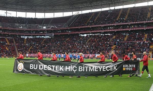 Galatasaray, dün akşam evinde konuk ettiği Kasımpaşa karşısına depremzedeler için özel olarak tasarlanan formayla çıktı.