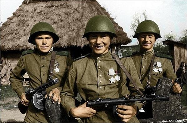 Elbette Finlandiya'nın bembeyaz ikliminde yeşil üniformalı Rus askerlerini saptamak da çok zor değildi.