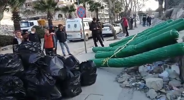 Meşe, nöbet sürecinde yapı denetim raporları, beton tahlilleri, depreme dayanıklılık testlerinin de aralarında olduğu 500 dosya ve 60 çuvaldan oluşan resmi belgeyi enkazdan toplayıp, 'adli emanet' olarak savcılığa teslim etti.