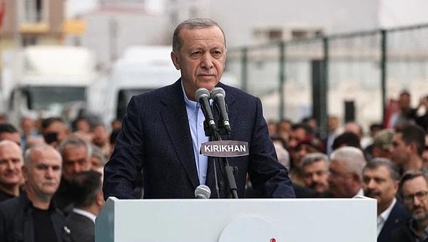 Reuters haberinde, "Mayıs ayındaki seçimlerden önce anketler, Erdoğan’ın rakibinin yüzde 10’dan fazla puan gerisinde olduğunu gösteriyor" başlığını kullandı.