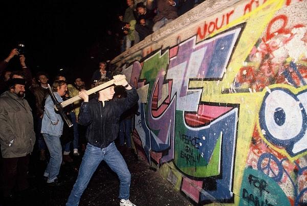 12. 1989'da Berlin Duvarı'nın yıkılmasında görevi üstlenen bir adam.