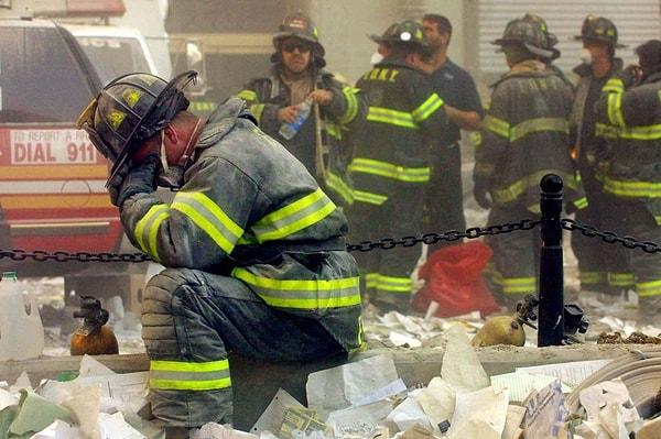 15. Dünya Ticaret Merkezi'nde meydana gelen terörist saldırısında yangını söndürmeye çalışırken göz yaşlarına boğulan bir itfaiye çalışanı.
