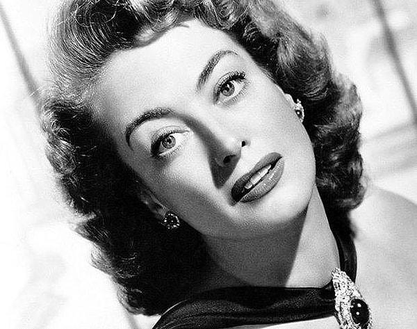 5. 1945'te Joan Crawford, 'Mildred Pierce' filminde başrol olmak istedi ama stüdyonun gözü Bette Davis'teydi. Bette rolü reddedince Joan yapımı ikna etti - ardından bu rolle 1946'da 'En İyi Kadın Oyuncu' ödülünü kazandı.