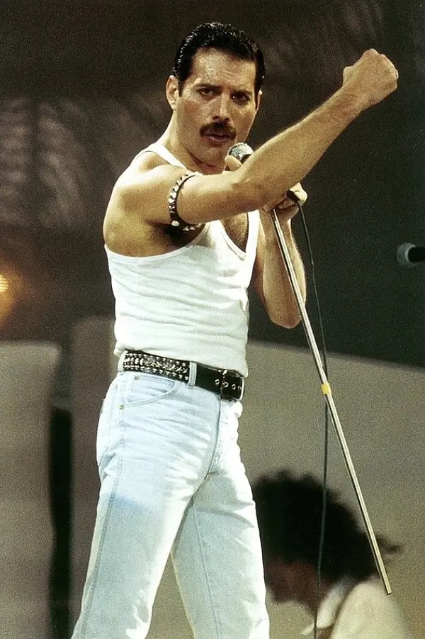16. Фредди Меркьюри умер из-за осложнений, вызванных СПИДом, 24 ноября 1991 года. Ему было 45 лет