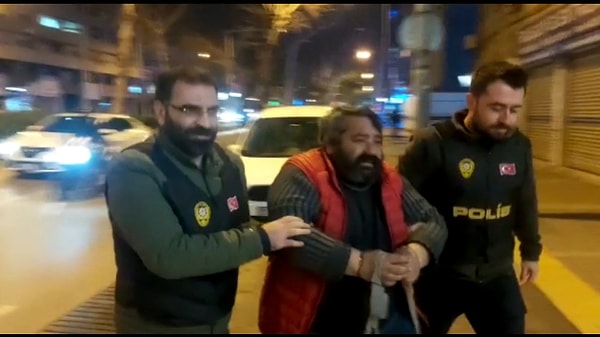 Mağdur Ş.T, polis merkezinde verdiği ifadesinde, "1.70 boylarında aşırı kilolu, kır saçlı, beyaz sakallı şahıs yanıma yaklaşarak, 'Beklediğin kişi benim. Beni Allah gönderdi. Ben Hızır Aleyhisselam'ım. Senin bir kurbanın var, bana para vermen lazım. Bunu Cebrail‘e götüreceğim' dedi. Ben de o sıralar içimden dua ediyordum. Nasıl oldu bilmiyorum ama şahsa inandım ve bankaya giderek bin TL çektim. Zanlı parayı az bulunca bankamatikten 1500 TL daha çekerek toplam 2 bin 500 TL para verdim. Parayı verdikten sonra ayrıldık. Ayrılınca da dolandırıldığımı anladım" dedi.