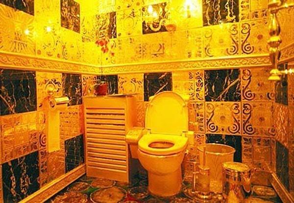 3. Kanye West ve Kim Kardashian çifti evliyken, evlerine yaptırdıkları altın kaplama tuvaletlere 750 bin dolar harcadılar.