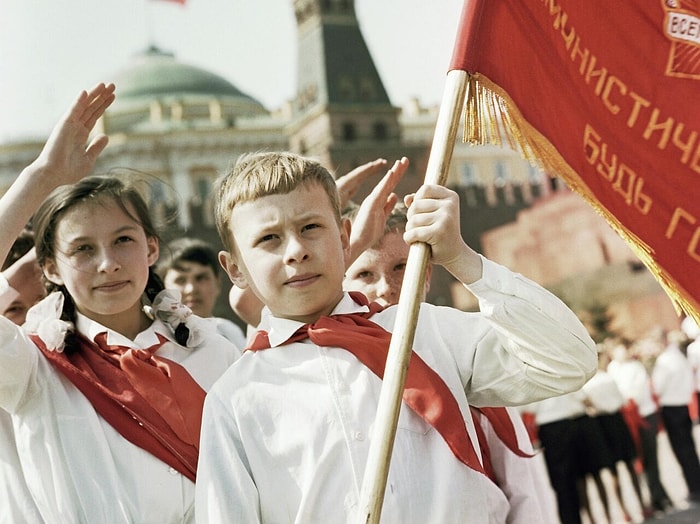 Почему пионерам запретили жать руку при встрече
