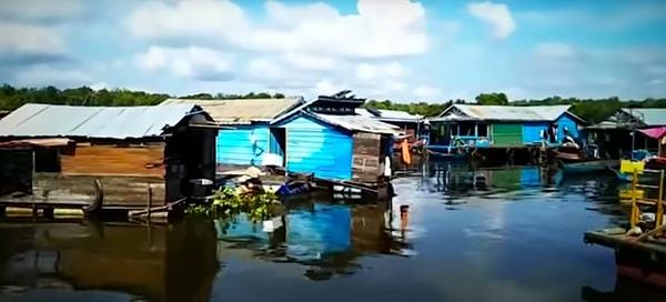 Son verilere göre, Chong Khneas isimli yüzen köyde 1 milyondan fazla insan yaşıyor ve üstünde bulundukları Tonlé Sap gölünde de 200’den fazla balık türü bulunuyor.