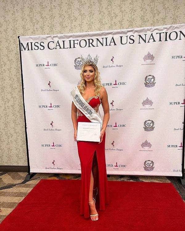 Miss California birinciliği bulunan Andreea Dragoi'nin kendine ait bir internet sitesi var.
