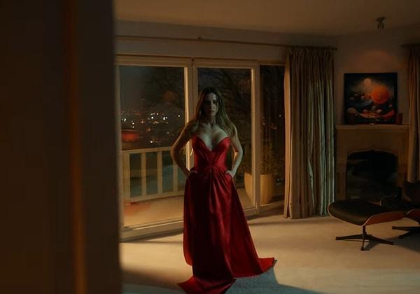 7. Serenay Sarıkaya'nın canlandırdığı Devin karekterinin giydiği kırmızı elbise "museum of fine clothing" marka Spring Summer'21 Lookbook koleksiyonundan.
