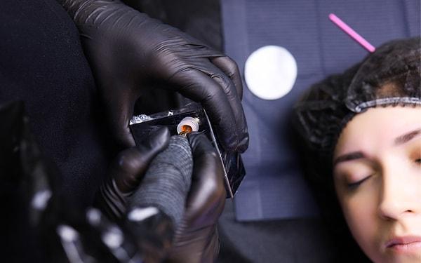 Deri altına renkli dövme mürekkebinin enjekte edilmesiyle yapılan kalıcı makyaj uygulamasında mikro iğneler kullanılmaktadır.