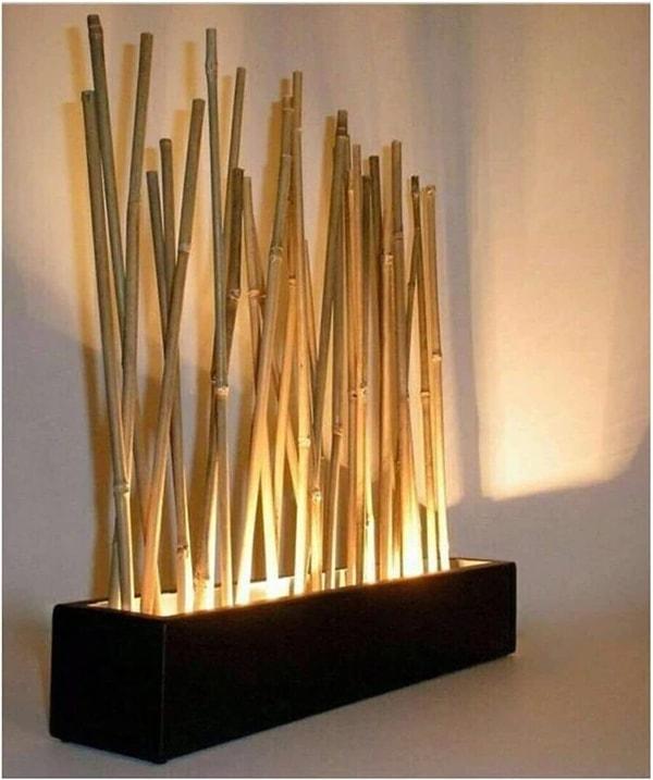 Ahşap ve bambunun birleşimiyle yapılmış bu lambader ile evinizin havasını değiştirebilirsiniz.
