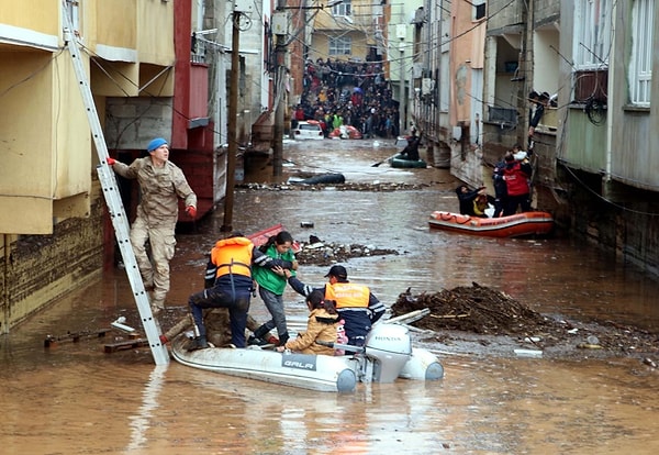 Şanlıurfa Valisi Salih Ayhan'ın yaptığı açıklamaya göre, Urfa son yılların en yoğun yağışını aldı.
