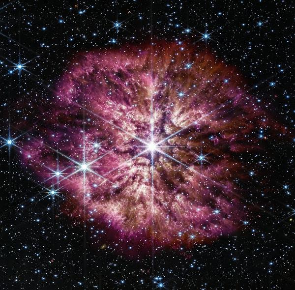 Bilim tarihinde ilk kez ölümün eşiğinde olan bir yıldızın fotoğrafı çekildi. NASA, bir yıldızın süpernovaya dönüşmeden önceki halini ilk kez fotoğraflamayı başardı.