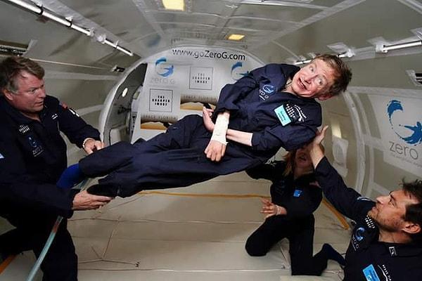 11. İlk kez yer çekimsiz bir ortamda bulunan Stephen Hawking’in keyfi yüzünden okunuyor.