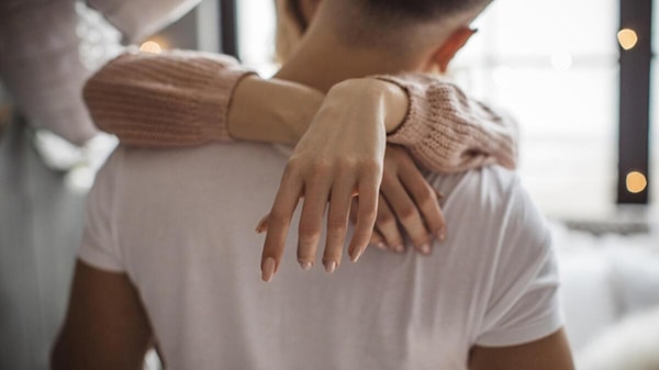 Eşiyle dudaktan öpüşmek orucu bozar mı