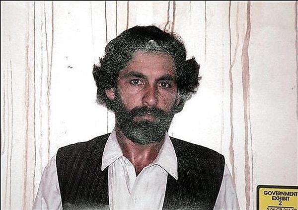1. Afganistan'da sıradan bir çiftçiyken terörist olmakla suçlanan Abdül Wali. (2003)