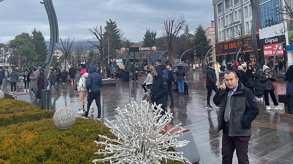 Deprem sonrasında vatandaşlar korku yaşarken, deprem anı kameralara da yansıdı.