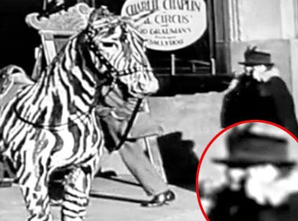 Charlie Chaplin'in 1928 yapımı 'The Circus' filminde elinde modern görünümlü bir telefon kullanan kadının zamanda yolculuk yaptığı iddialarını belki duymuşsunuzdur.