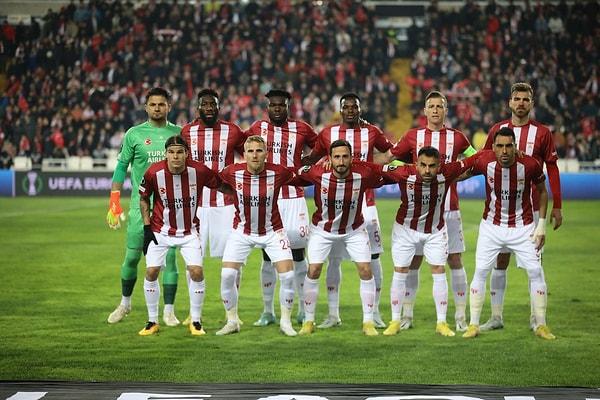 Mücadelenin 35. dakikasında Erdoğan Yeşilyurt Sivasspor'u 1-0 öne geçirdi.