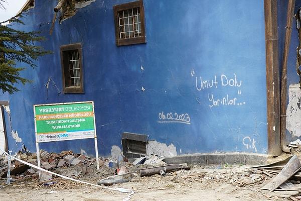 Malatya'da en ağır yıkımı yaşan ilçelerden Yeşilyurt'ta bir binaya yazılan 'Umut dolu yarınlara' yazısı ümitleri yeşertti.