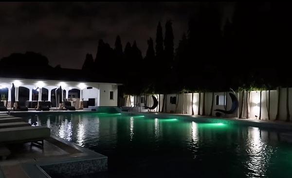 Togolu futbolcunun evinin girişinde büyük bir yüzme havuzu var.