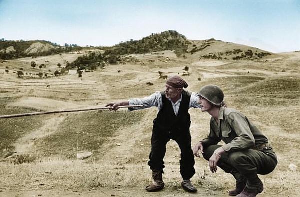 15. Almanların geri çekildiği yeri bir Amerikan askerine gösteren Sicilyalı bir çiftçi, Ağustos 1943👇