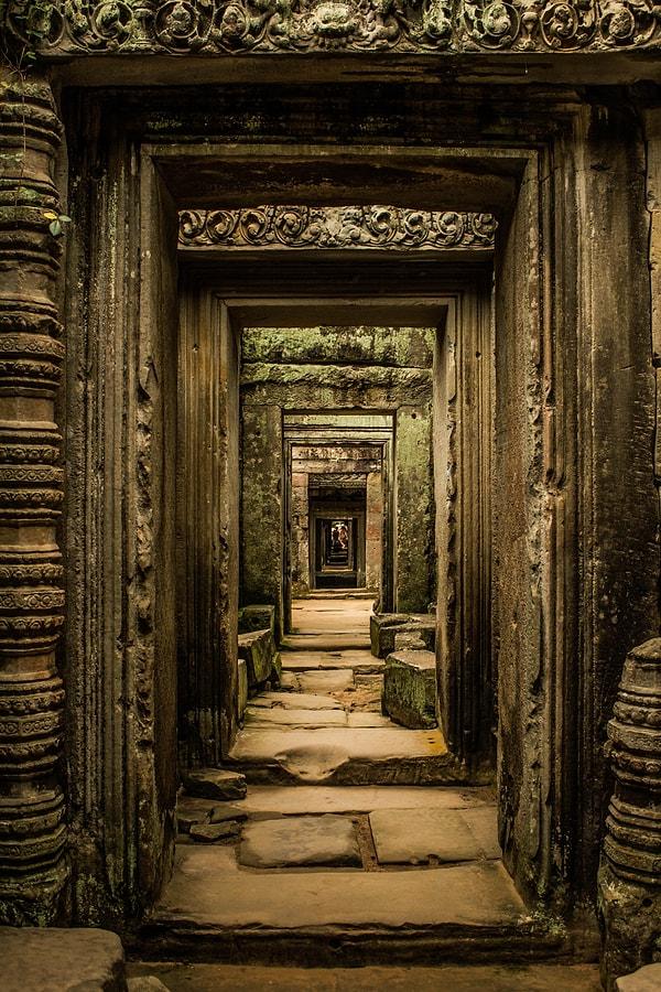10. Kamboçya'da hüküm süren Khmer İmparatorluğu döneminde, tahminen 1191 yılında yapılmış olan Preah Khan Tapınağındaki kapı eşikleri...