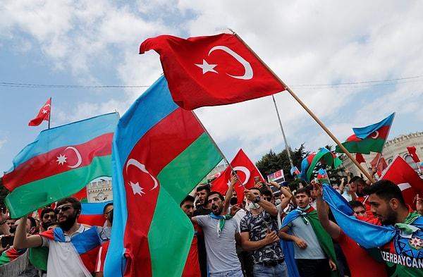 Azerbaycan bayrağı, Azerbaycan halkı için önemli bir semboldür. Bayrağın renkleri, Azerbaycan'ın tarihi, kültürü ve değerleriyle yakından ilişkilidir.